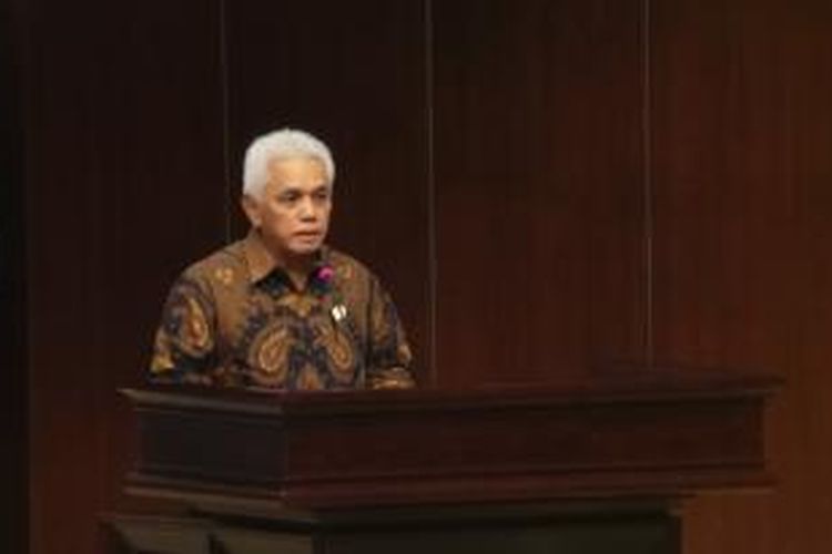 Menko Perekonomian Hatta Rajasa saat mewakili Presiden SBY untuk menjelaskan mengenai kebijakan mobil murah di Sidang Paripurna DPD, Selasa (19/11/2013), di Gedung Parlemen, Jakarta.
