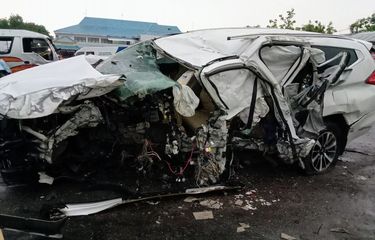Kondisi kendaraan yang ditumpangi keluarga Vanessa Angel, setelah mengalami kecelakaan tunggal di (Km) 672+300 jalur A ruas Tol Jombang arah Mojokerto.