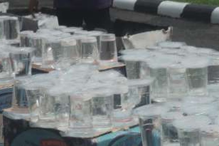 Gelas minuman arak hasil sitaan polisi dari penggerebekan di rumah produksi di Kelurahan Sukaraja Kecamatan Prabumulih Timur Kota Prabumulih
