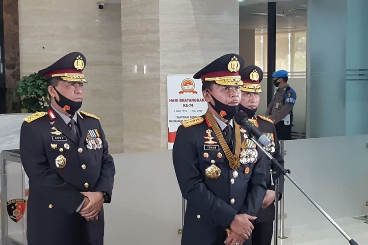 Kapolri Jenderal (Pol) Idham Azis (tengah) di Gedung Bareskrim Polri, Jakarta Selatan, Rabu (1/7/2020).