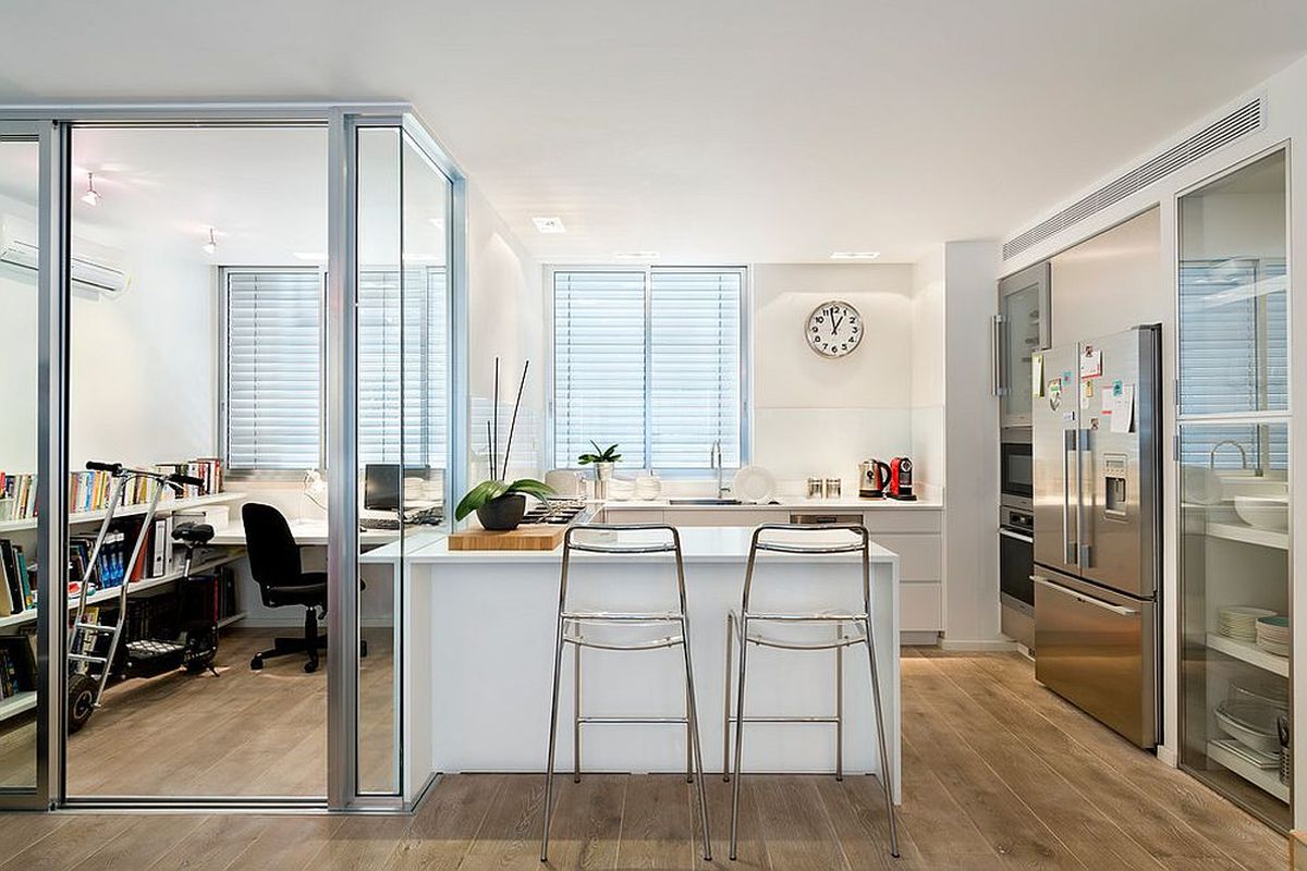 Ruang kerja dipisahkan dengan dapur menggunakan dinding kaca, karya Davidie Rozin Architects 
