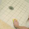 Mudah, Cara Membersihkan Kerak Sabun di Dinding dan Lantai Kamar Mandi