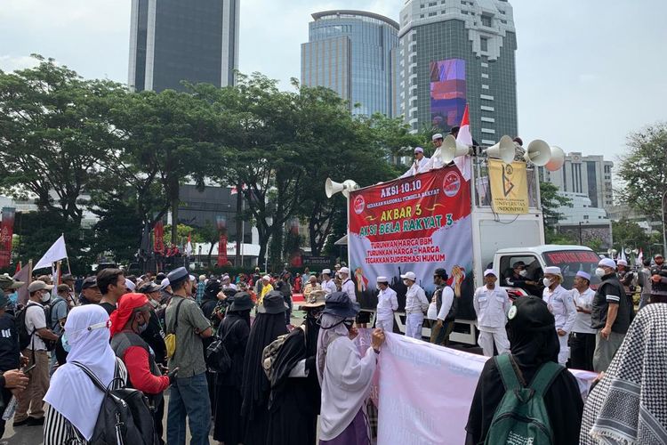 Massa yang tergabung dalam GNPR menggelar aksi unjuk rasa menolak kenaikan harga BBM di kawasan Patung Kuda, Jakarta Pusat, Senin (10/10/2022).