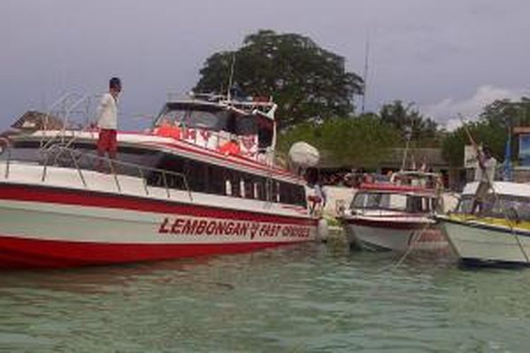 Kapal pengangkut wisatawan di Nusa Lembongan, Kabupaten Klungkung, Bali.