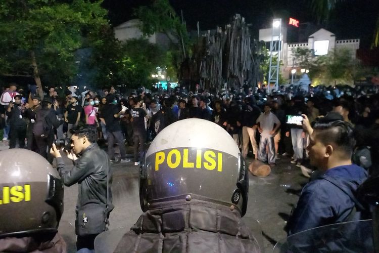Massa Aksi Jogja Memanggil Akhirnya Membubarkan Diri Dini Hari, Sempat Bernyanyi Lagu Bob Marley