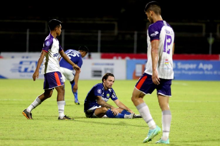 Pemain Persib Bandung Marc Klok seusai dilanggar pemain Persita Tangerang pada pertandingan pekan 18 Liga 1 2021-2022 yang berakhir dengan skor 1-0 di Stadion I Gusti Ngurah Rai Denpasar, Bali, Jumat (7/1/2021) malam.