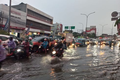 Jalan Arif Rahman Hakim Depok Banjir Imbas Hujan Deras, Arus Lalu Lintas Macet