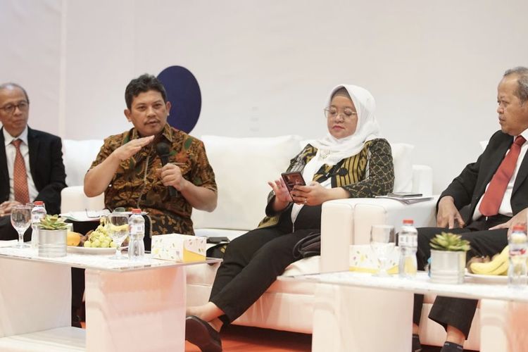 Direktur Utama BPJS Kesehatan Ali Ghufron Mukti jadi pembicara dalam suatu acara Peringatan Hari Kanker Sedunia di Jakarta, Minggu (19/2/2023).