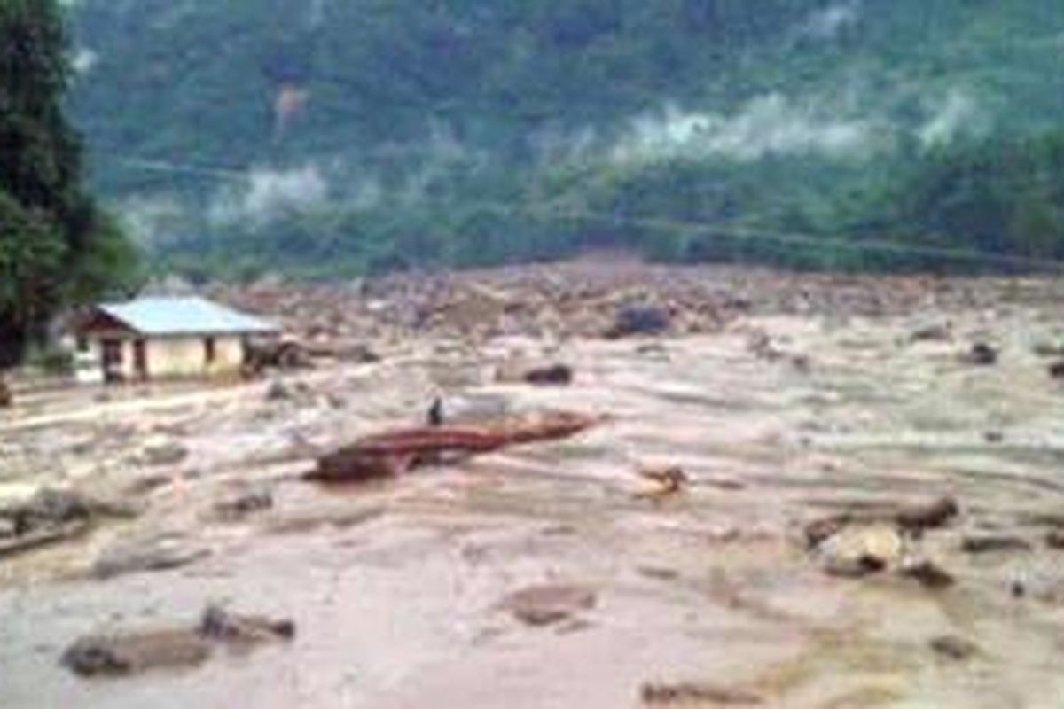 Banjir bandang dan longsor melanda Teluk Wondama, Papua Barat, Senin (4/10/2010).