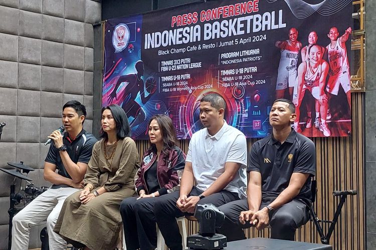 Konferensi pers Perbasi terkait program timnas basket Indonesia yang digelar di Tebet, Jakarta, Jumat (5/4/2024). 