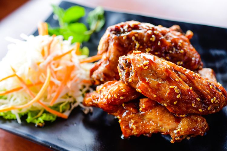ilustrasi sayap ayam panggang ala korea dengan salad. 