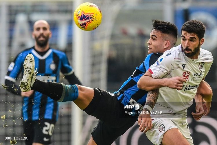 Penyerang Inter Milan, Lautaro Martinez, berduel dengan gelandang Cagliaro, Paolo Farago, pada lanjutan laga pekan ke-21 Serie A yang digelar di Stadion Giuseppe Meazza, Minggu (26/1/2020).