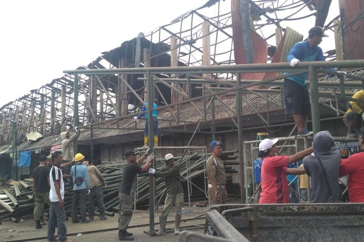 Pembangunan pasar darurat di Pasar Legi Solo, Jawa Tengah, Senin (5/11/2018).