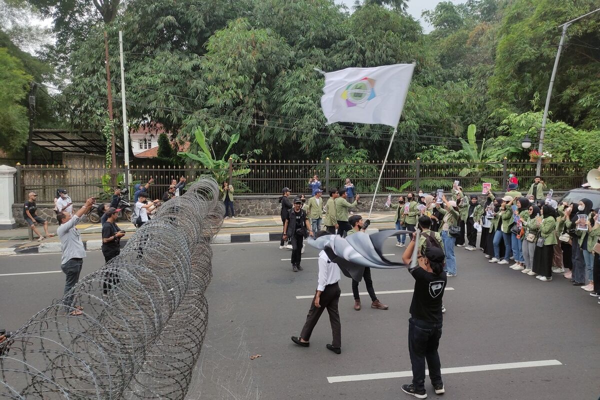 Massa dari BEM Universitas Djuanda Bogor menggelar aksi unjuk rasa di dekat Pintu III Istana Kepresidenan Bogor, Jawa Barat, Rabu (7/9/2022). Polisi mengantisipasi dengan memasang kawat berduri.