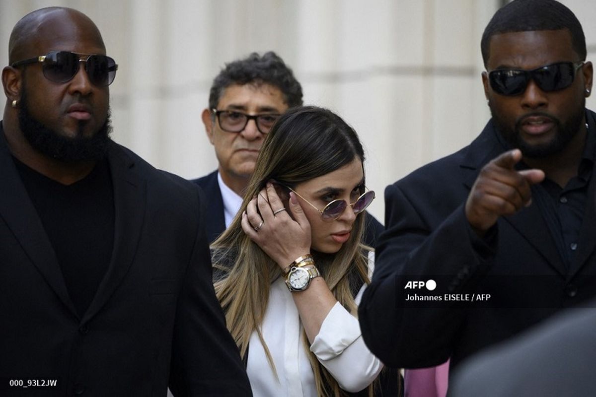 Emma Coronel Aispuro, istri Joaquin El Chapo Guzman berjalan keluar dari Pengadilan Federal Brooklyn pada 17 Juli 2019, setelah gembong narkoba Meksiko Joaquin El Chapo Guzman dihukum, di kota New York.