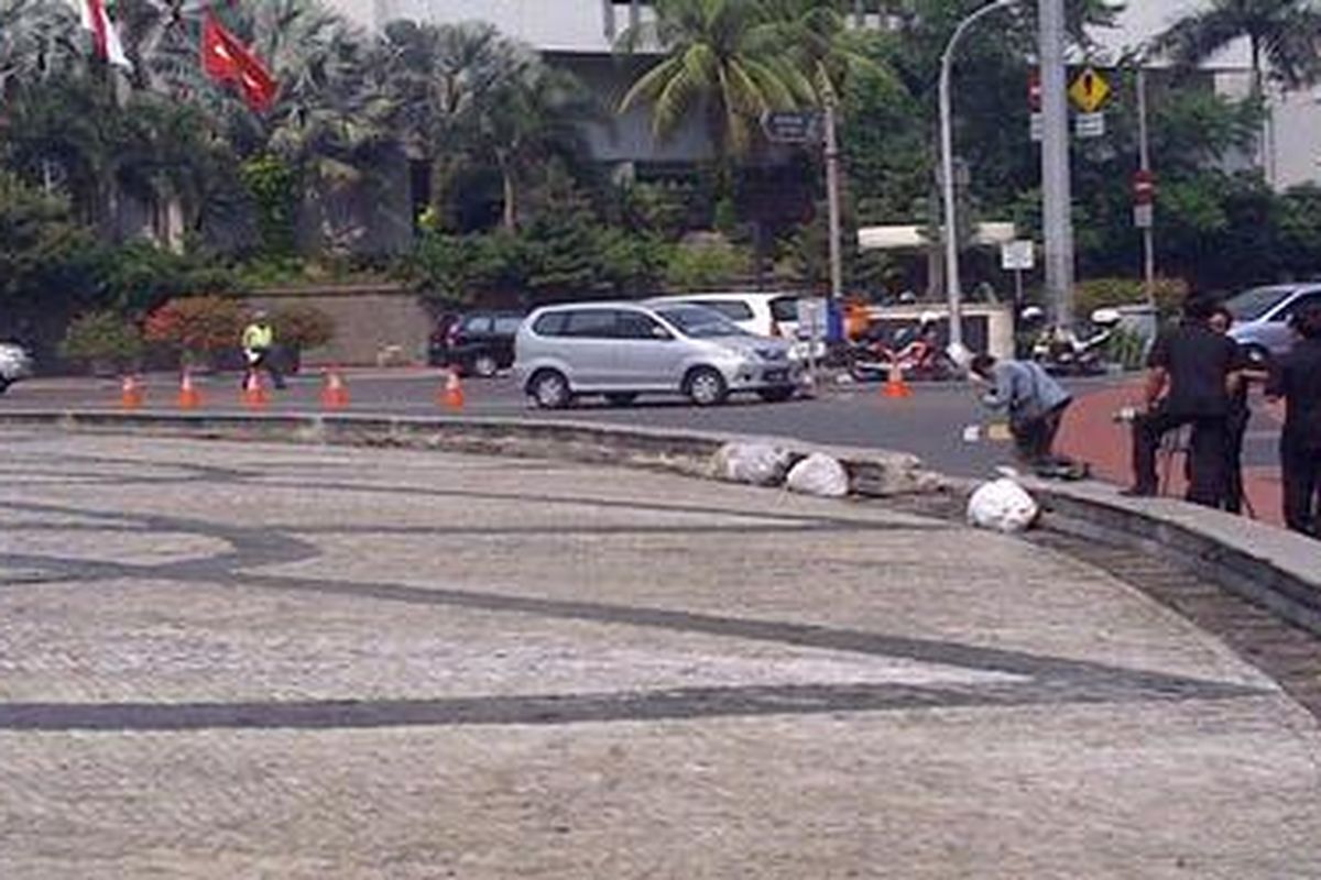 Hingga siang ini, Senin (23/7/2012), beberapa balok pembatas di Bundaran HI masih rusak setelah ditabrak mobil Mercy B 1201 BAD, dini hari tadi. Bekas kerusakan itu masih terlihat di lokasi kecelakaan.