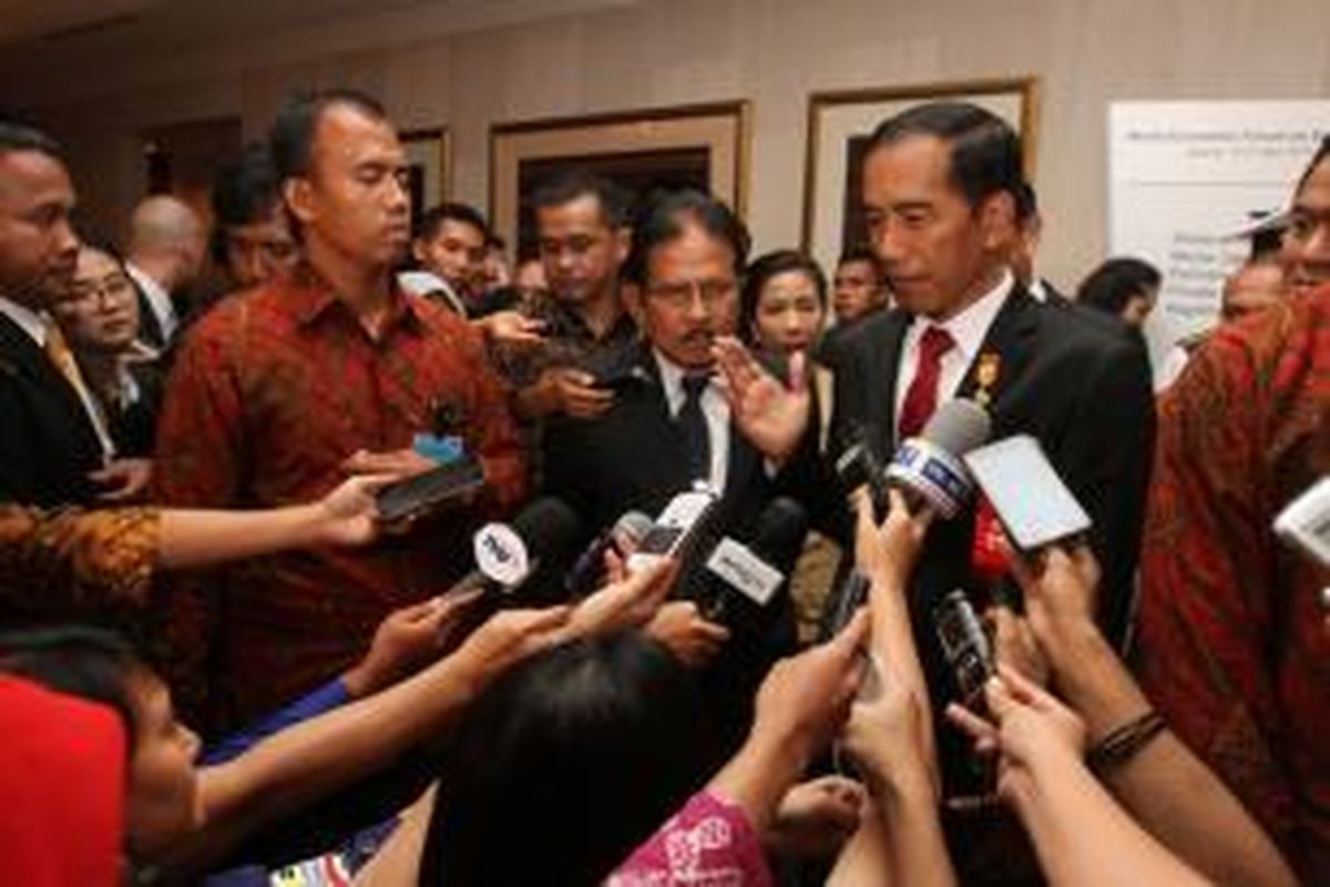 Presiden Joko Widodo menjawab pertanyaan wartawan usai membuka World Economic Forum on East Asia di Hotel Shangri-La Jakarta, Senin (20/4/2015). Forum menyatukan para pelaku bisnis, politisi, akademisi dan pemimpin masyarakat untuk membentuk agenda dalam ruang lingkup global regional serta industri, berlangsung 19 - 21 April 2015. 