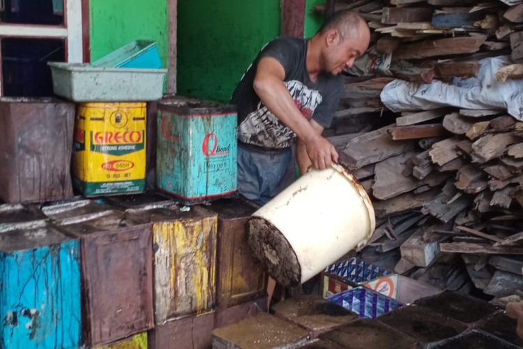 Pekerja tengah membuat cincau hitam di rumah produsen cincau legendaris asal asal Kebalen, Kelurahan Kota Lama, Kota Malang, yakni Mak Tie Cao. 