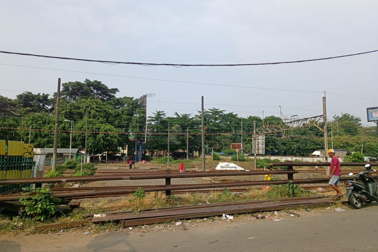 Pelintasan kereta api di Stasiun Cakung, Jakarta Timur, Jumat (19/5/2023).