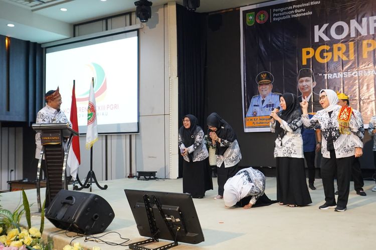 Penjabat (Pj) Gubernur Riau (Gubri) SF Hariyanto dalam acara Konferensi Persatuan Guru Republik Indonesia (PGRI) XXIII Provinsi Riau, di Hotel Furaya Pekanbaru, Sabtu (13/7/2024).
