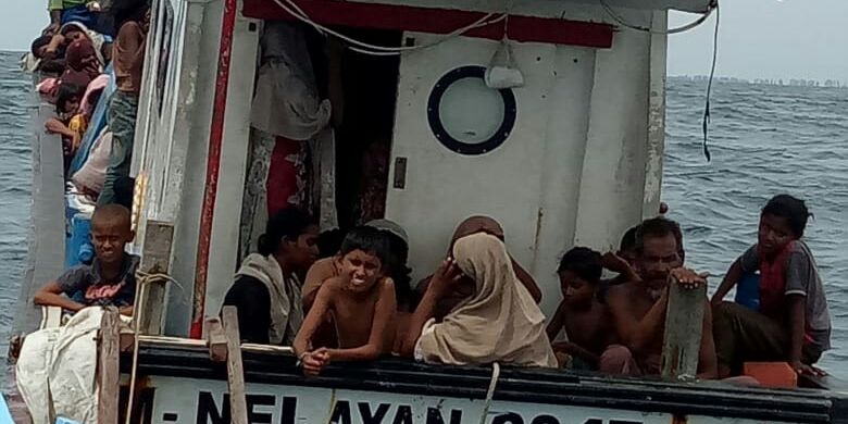 Pengungsi Rohingya asal Myanmar terdampar di perairan Pantai Seunuddon, Kecamatan Seunuddon, Kabupaten Aceh Utara, Rabu (24/6/2020). 