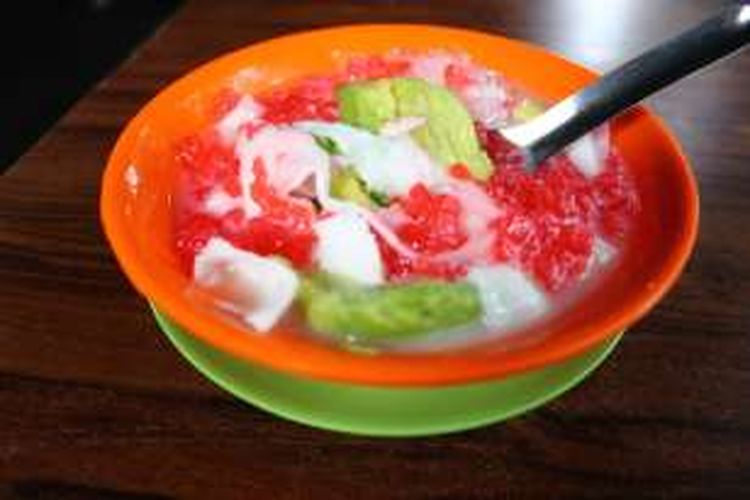 Es sekoteng yang berada di Bogor, berisikan bubur pacar cina, alpukat, kelapa muda, susu kental manis, dan es serut. Es ini sangat menyegarkan di siang hari!