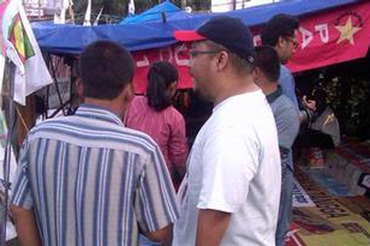 Seorang pria yang tak bersedia disebutkan namanya menyumbangkan sembako serta obat-obatan kepada warga Pulau Padang yang melakukan aksi jahit mulut di depan Gedung DPR/MPR, Selasa (27/12/2011).