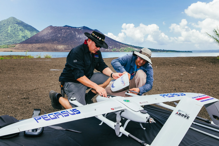 Tim peneliti mempersiapkan drone yang akan digunakan untuk mempelajari gunung berapi Manam di Papua Nugini. 