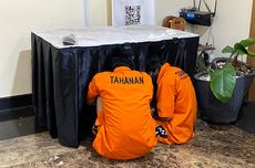 Tingkah 2 Jambret Saat Dihadirkan di Jumpa Pers, “Ngumpet” di Bawah Meja Punggungi Kamera