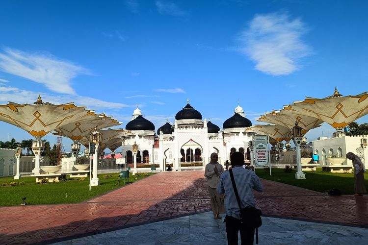 Pengunjung sedang berfoto di halaman Baiturrahman Banda Aceh, Selasa (29/11/2022).