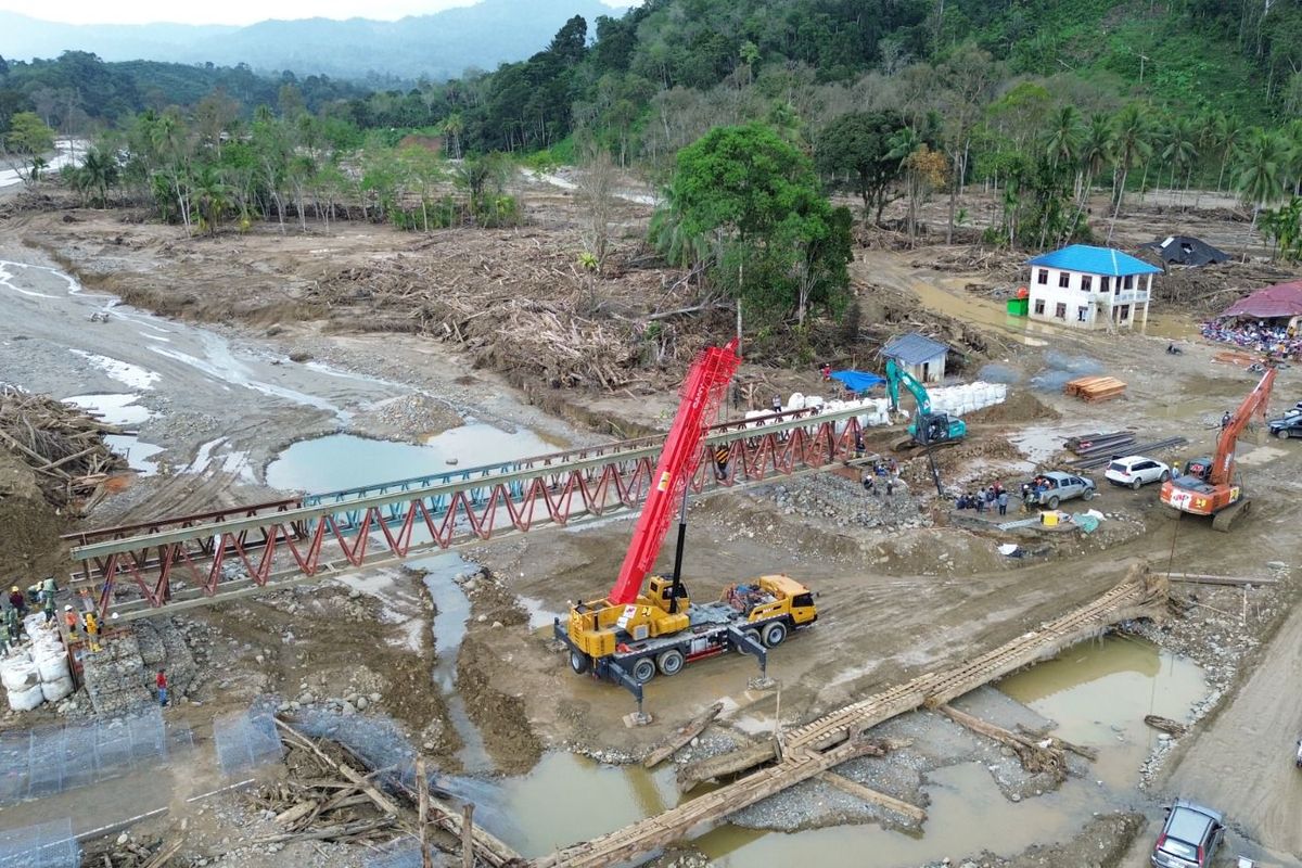 Pembangunan jembatan Bailey dilakukan di daerah terdampak bencana banjir dan tanah longsor, Desa Garoga, Kecamatan Batang Toru, Kabupaten Tapanuli Selatan, Sumatera Utara pada Sabtu (27/12/2025). 