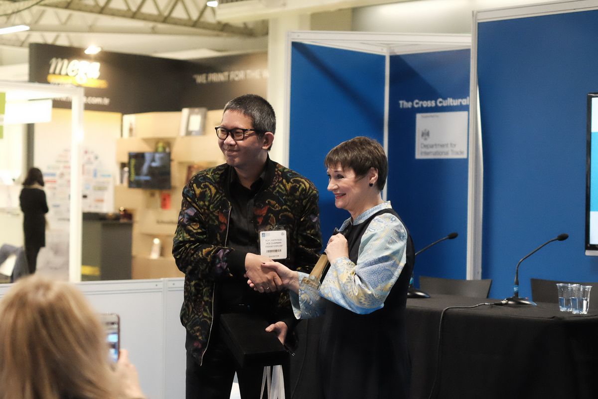 Wakil Kepala Badan Ekonomi Kreatif Indonesia, Ricky Pesik, bersama Jacks Thomas, Director of the London Book Fair dalam kegiatan Market Focus Country Handover Ceremony di Olympia, London.