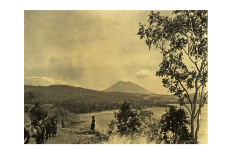 Foto oemandangan Ili Lewotolo dari sebuah teluk yang diambil tahun 1929.

