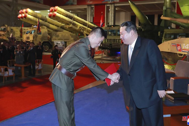 Dalam foto yang disediakan oleh pemerintah Korea Utara ini, pemimpin Korea Utara Kim Jong Un, kanan, mengunjungi pameran sistem senjata di Pyongyang, Korea Utara, Senin, 11 Oktober 2021.