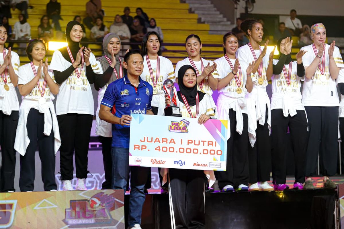 Penyerahan piala juara Proliga 2026 oleh Menteri Koordinator Bidang Infrastruktur dan Pembangunan Kewilayahan, Agus Harimurti Yudhoyono (AHY), kepada Kapten tim Jakarta Pertamina Enduro, Tisya Amallya Putri.