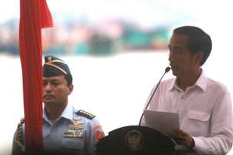 Presiden Joko Widodo saat menyampaikan sambutan dalam rangkaian puncak Sail Selat Karimata di Pantai Pulau Datok, Kabupaten Kayong Utara, Kalimantan Barat (15/10/2016)