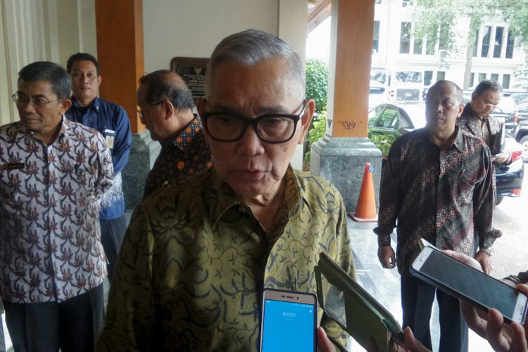 Wakil Presiden keenam RI Try Sutrisno saat ditemui di Kemenko Polhukam, Jakarta Pusat, Jumat (2/6/2017).