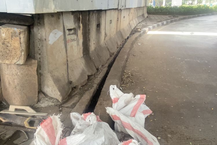 Dikira dari Toilet, Rembesan Air di Jalan Gatot Subroto Jaksel Berasal dari Saluran Penuh Sampah