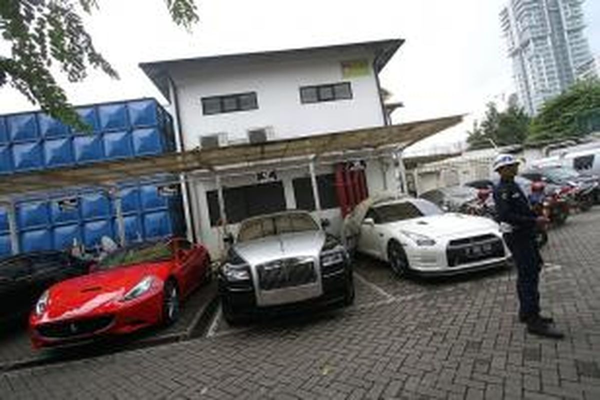 Mobil mewah jenis Lamborghini, Ferrari, Bentley, Rolls Royce, dan Nissan GTR milik Tubagus Chaeri Wardana alias Wawan disita oleh Komisi Pemberantasan Korupsi, diparkir di halaman Kantor KPK, Jakarta, Selasa (28/1/2014). Penyitaan dilakukan terkait dengan pencucian uang yang dilakukan adik Gubernur Banten Ratu Atut Chosiyah tersebut. 