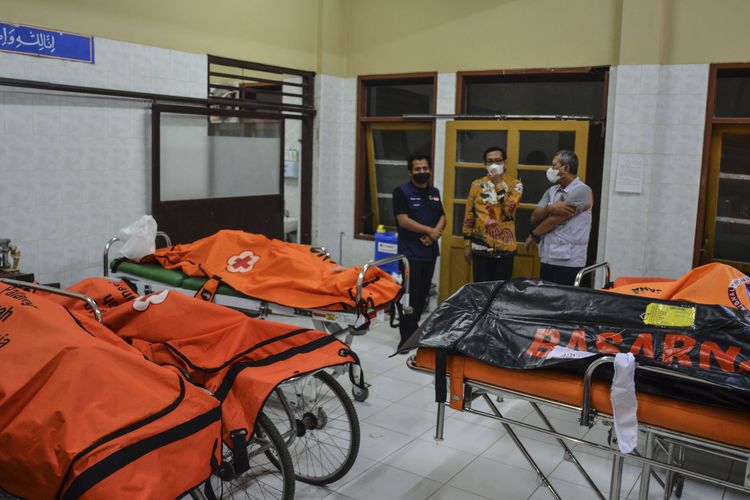 Petugas berdiri di samping sejumlah kantong jenazah korban siswa tenggelam di IGD RSUD Ciamis, Jawa Barat, Jumat (15/10/2021). Sebanyak 11 siswa MTS Harapan Baru yang mengikuti kegiatan pramuka susur sungai tewas tenggelam dan dua siswa kritis.