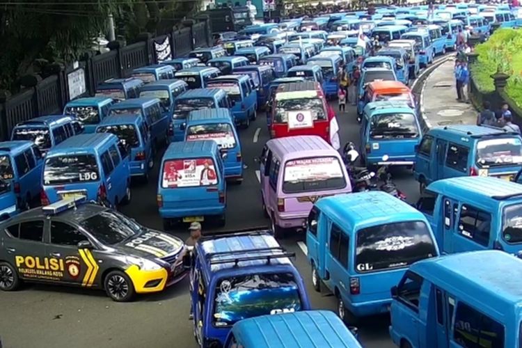 Ratusan sopir angkot di Kota Malang menggelar aksi penolakan kebijakan skema rekayasa lalu lintas satu arah pada Senin (20/2/2023) pagi.