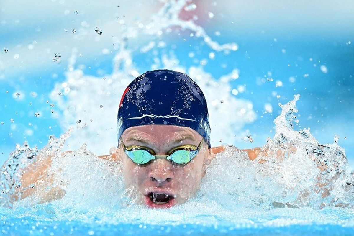 Perenang Perancis, Leon Marchand, kala beraksi pada nomor 200m gaya ganti perseorangan Olimpiade Paris 2024 di La Defense Arena, Paris, 2 Agustus 2024. (Photo by Manan VATSYAYANA / AFP)