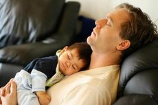 Jangan Biasakan Bayi Tertidur di Dada Orangtua