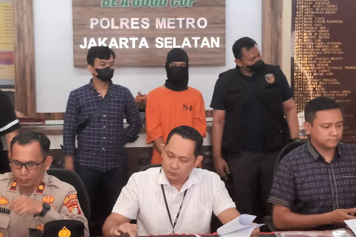 Pelaku penusukan pasangan suami istri di Tebet, Jakarta Selatan, Edy Rinaldi (41) saat ditunjukkan di Mapolres Metro Jakarta Selatan, Selasa (29/8/2023)