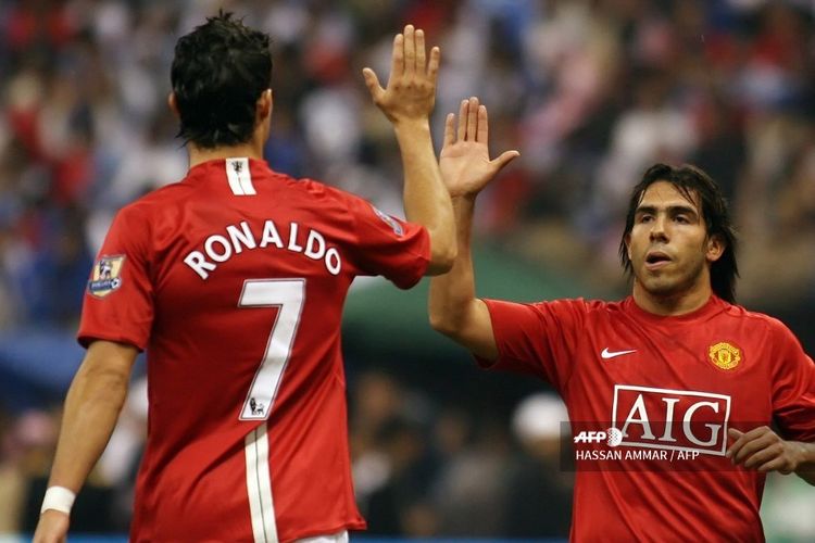 Cristiano Ronaldo dan Carlos Tevez saat masih memperkuat Manchester United pada laga kontra Al Hilal, 21 Januari 2008. 