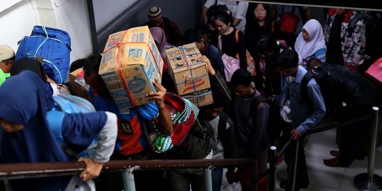 Pemudik dengan menggunakan KA Kertajaya dan Matarmaja dari Jawa Timur tiba di Stasiun Pasar Senen, Jakarta, Jumat (30/6/2017). Seiring dengan akan berakhirnya libur Lebaran, warga mulai kembali berdatangan dari kampung halaman dan puncak arus balik diperkirakan terjadi pada 1 Juli 2017.