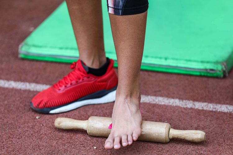 Emilia Nova, Atlet Lari Gawang 100 meter putri saat berlatih di pelatnas atletik Stadion Madya Gelora Bung Karno, Jakarta, Jumat (18/10/2019). Medali Emas menjadi target utama salah satu atlet yang menjadi andalan Indonesia pada nomor ini.