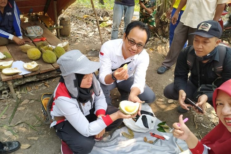 Kepala Dinas Pertanian, Tanaman Pangan dan Hortikultura (Distan TPH) Kalbar, Heronimus Hero, menikmati durian kunyit, Senin (9/9/2019).