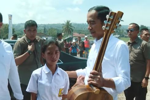 Sambil Menangis, Siswi SMP Tembus Paspampres dan Beri Gitar ke Jokowi