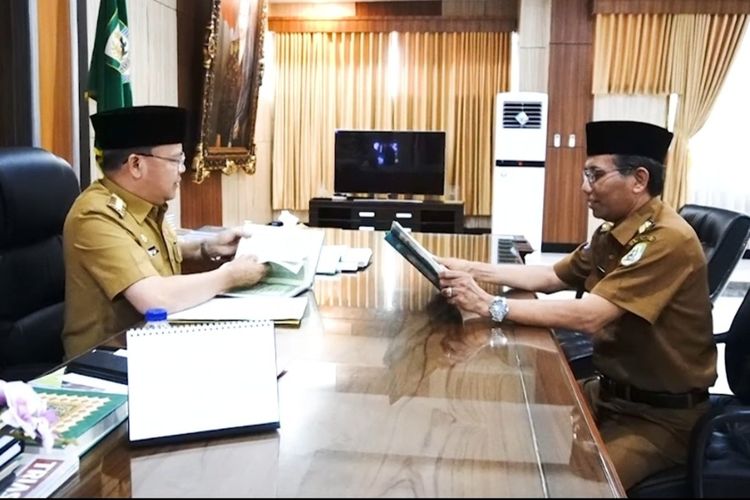 Gubernur Bengkulu melakukan tes baca Alquran untuk pejabat Pemprov Bengkulu